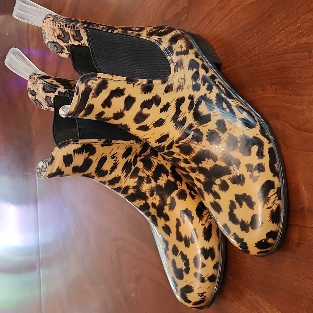LONDON FOG leopard print rain booties